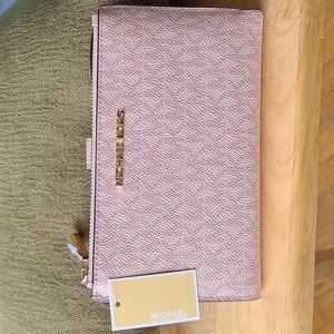 RARE FIND..NWT Michael Kors Double Zip Jet Set Wristlet (AUTHENTIC)